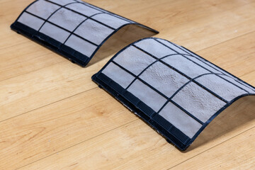 汚れたエアコンフィルター