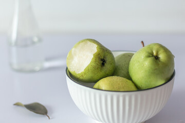 green pears in a bowl
