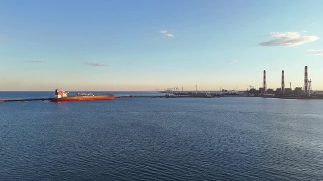 茨城県鹿嶋市にある鹿島臨海工業地帯を撮影しました。鉄鋼業、発電所、石油化学等の工場群があります。