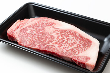 プラスチックトレーに入ったステーキ肉　白バック