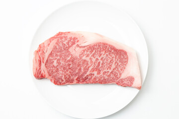 Fototapeta premium 皿に乗った牛ステーキ肉 白バック