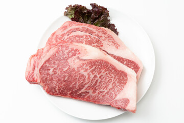 Obraz premium 皿に乗った牛ステーキ肉 白バック