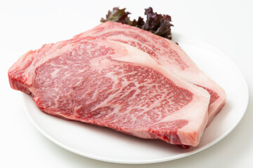 皿に乗った牛ステーキ肉　白バック