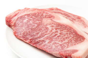 皿に乗ったステーキ肉　白バック