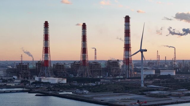 茨城県鹿嶋市にある鹿島臨海工業地帯を撮影しました。鉄鋼業、発電所、石油化学等の工場群があります。
