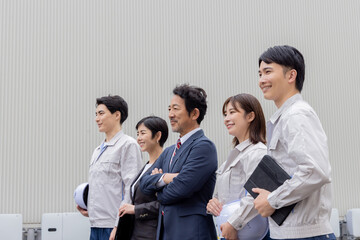 建物の前で考える会社従業員