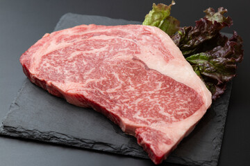 生のステーキ肉　黒背景