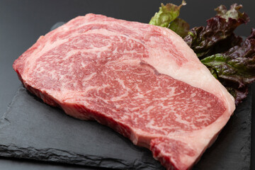 ステーキ肉　黒背景