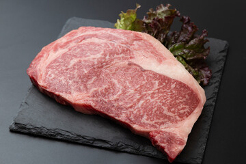 皿に乗ったステーキ肉　黒背景