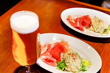 よく冷えたビールと、美味しそう料理