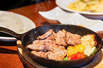 温かくて美味しそうな鉄板で焼く肉料理