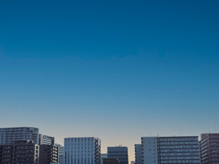 Naklejka premium 夕焼けに包まれた東京の高層ビル街