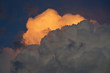 夕陽に染まる夏の積乱雲