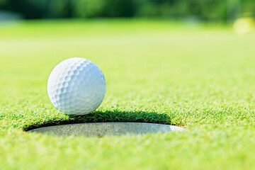 新緑の芝生が綺麗なゴルフ場