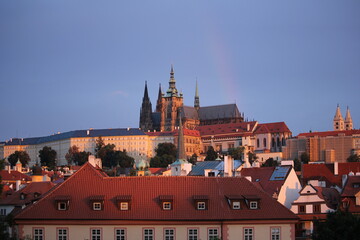 Obraz premium 아침 햇살과 무지개에 빛나는 프라하 성(Prague Castle with Morning Rainbow and Sunlight)