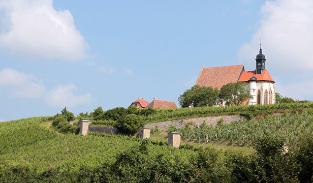 die Wallfahrtskirche Maria im Weingarten liegt nahe Volkach an der Mainschleife