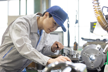 工場で機械を操作する男性作業員