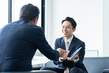 オフィスで営業するミドルのビジネスマン