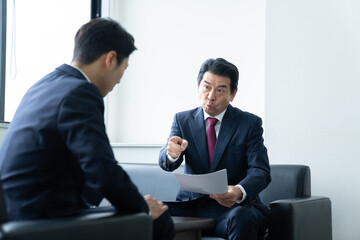 オフィスで部下を怒るビジネスマン