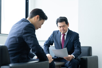 オフィスで部下を怒るビジネスマン