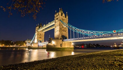 Obraz premium Night view of London's iconic bridge