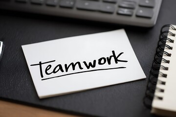Obraz premium Teamwork handwritten on a note with office supplies