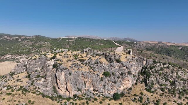 Pe&ntilde;&oacute;n donde se asientan las ruinas del castillo de Tur&oacute;n en la provincia de M&aacute;laga, Andaluc&iacute;a