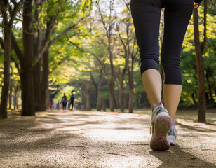 公園でウォーキングする女性