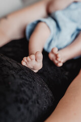 Mutter hält Babyfüße in Hand - Nähe, Geborgenheit, unendliche Liebe