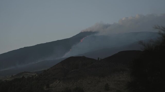 Vulcano Etna in eruzione - Colata di lava scende lungo il versante sudovest.