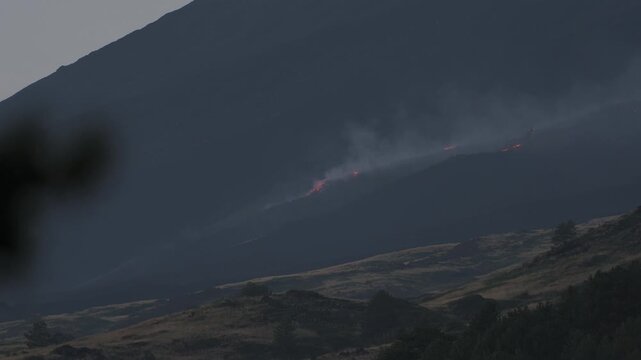 Vulcano Etna in eruzione - Colata di lava scende lungo il versante sudovest.