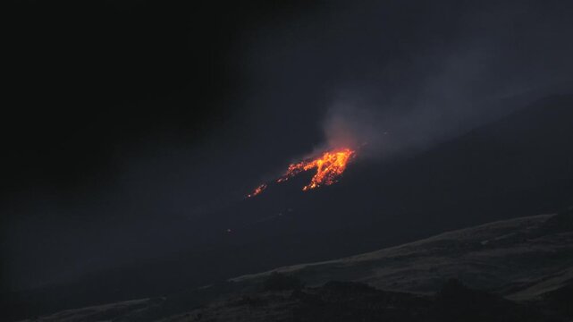 Vulcano Etna in eruzione - Colata di lava scende lungo il versante sudovest.