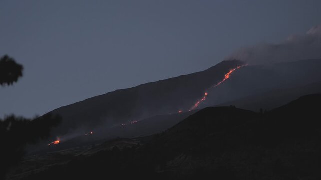 Vulcano Etna in eruzione - Colata di lava scende lungo il versante sudovest.