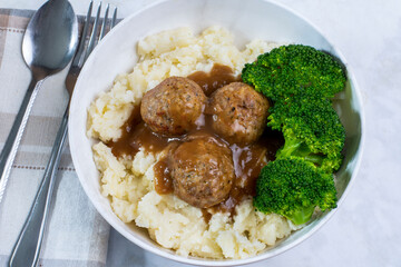 meat balls with  mashed potatoes  and broccoli