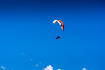 Rundwanderung auf der Hirzer Alm South Tyrol. Paraglider over the Alm