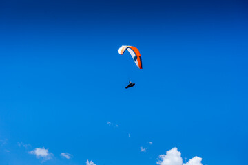 Rundwanderung auf der Hirzer Alm South Tyrol. Paraglider over the Alm