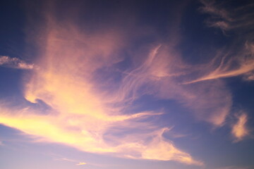 ユニークな形の夕焼け雲