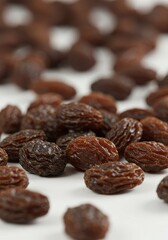 Obraz premium Close-up of dried brown raisins