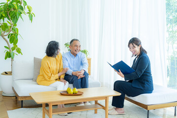 相談するシニア夫婦