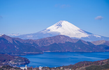 Fototapeta premium 日本の神奈川県で見れる芦ノ湖と富士山
