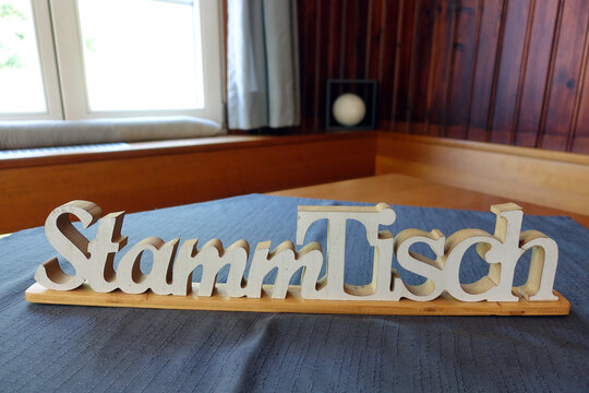 leerer Stammtisch in einem Lokal