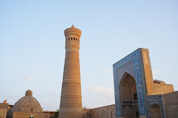 Fototapeta premium Kalon Minaret and Kalan Mosque in Bukhara, Uzbekistan - ウズベキスタン ブハラ カラーン・ミナレット カラーン・モスク 