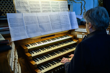 Organist spielt an der Bruckner-Orgel