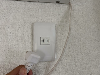エアコンのそばにあるコンセント　電源　専用回路　電気工事　イメージ