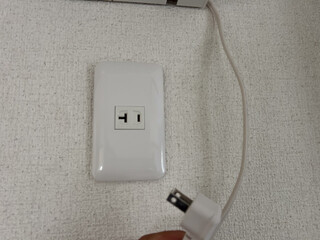 エアコンのそばにあるコンセント　電源　専用回路　電気工事　イメージ