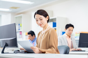 オフィスで働くビジネスウーマン