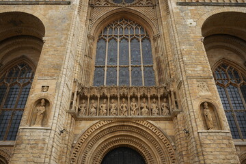Obraz premium Lincoln, Lincolnshire, England - August 21 2025: Detailed view of Gothic facade and stone statues at Lincoln Cathedral