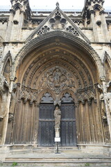 Obraz premium Lincoln, Lincolnshire, England - August 21 2025: Gothic cathedral entrance with sculptures at Lincoln Cathedral