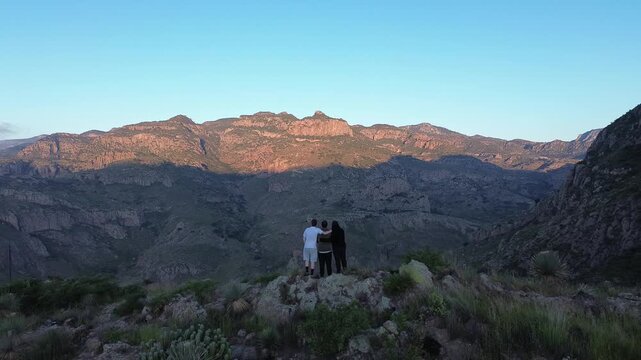 Monta&ntilde;a en el desierto donde la amistad de mueve, danza y se compara con los alpes italianos, quiz&aacute; la diferencia es el color que refleja el desierto con amigos