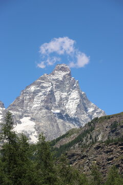 monta&ntilde;as o cumbre del monte cervinia o cervino que se llevar&aacute; a cabo las olimpiadas, es un lugar fr&iacute;o y de verano, la cima es imponente y al mismo tiempo hermosa nevada.